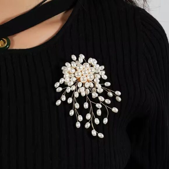 Elegant Pearl Floral Brooch Vintage Inspired Statement Accessory - Picture 1 of 16